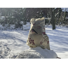 Pflanzenschutzsack mit Vogelmotiv im verschneiten Garten
