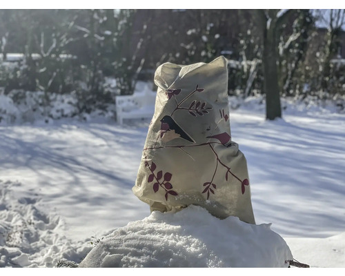 Pflanzenschutzsack mit Vogelmotiv im verschneiten Garten