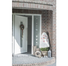 Eingangsbereich eines Hauses mit geöffneter Tür und dekorativen Elementen