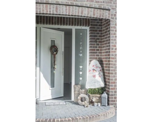 Eingangsbereich eines Hauses mit geöffneter Tür und dekorativen Elementen