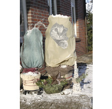 Winterliche Gartenszene mit Pflanzgefäßen und Winterschutzhauben, eine davon mit Katzenmotiv