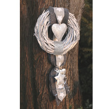 Dekorativer Kranz mit Herz- und Sternmotiven als Baumschmuck