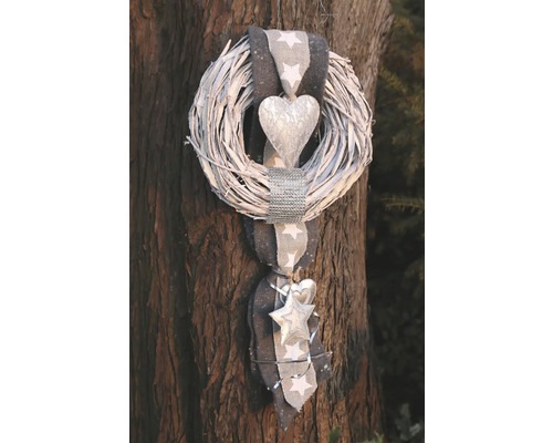 Dekorativer Kranz mit Herz- und Sternmotiven als Baumschmuck