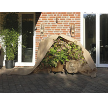 Garten mit Pflanzen in Töpfen unter einer Schutzabdeckung