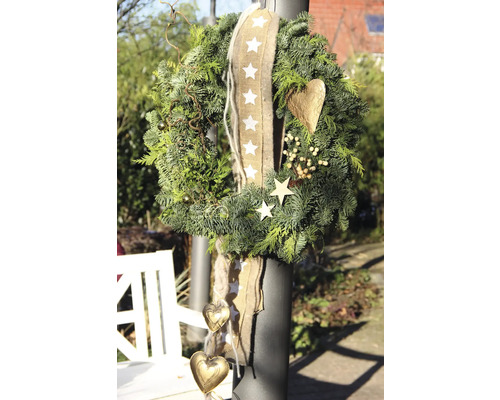 Dekorativer Adventskranz mit Schleife, Sternen und Herzanhängern für die festliche Jahreszeit
