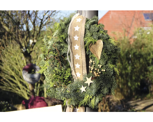 Dekorativer Weihnachtskranz mit Schleife und Sternen für eine festliche Dekoration