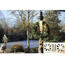 Dekorierter Garten mit Weihnachtskranz und Dekoration