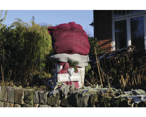 Eingepackte Pflanze mit Jutesack und Schild mit der Aufschrift Willkommen im Garten