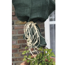 Dekoration aus Jute und Bast vor einer Backsteinmauer