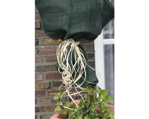 Dekoration aus Jute und Bast vor einer Backsteinmauer