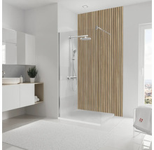 Helles Badezimmer mit Dusche, Waschbecken und Holzpaneelen