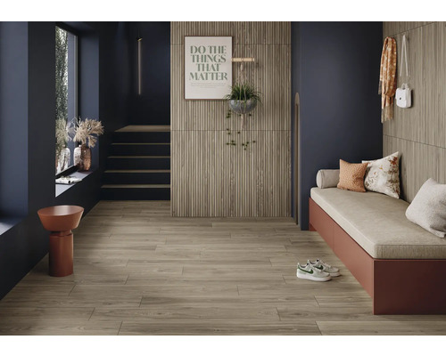 Innenraum mit Holzfußboden, Sitzbank und dekorativen Elementen