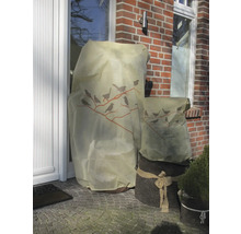 Pflanzkübel mit Winterschutzhülle mit Vogelmotiv vor einem Haus