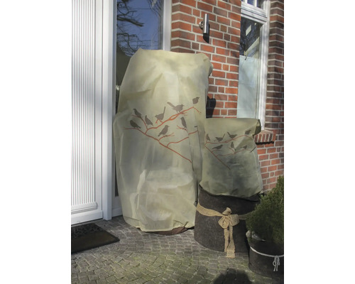 Pflanzkübel mit Winterschutzhülle mit Vogelmotiv vor einem Haus