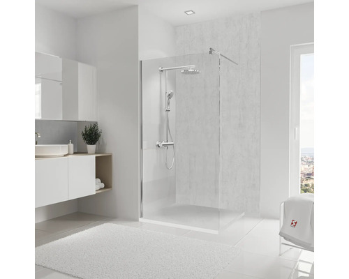 Helles Badezimmer mit ebenerdiger Dusche, Waschtisch und Spiegel