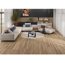 Wohnzimmer mit modularem Sofa, Couchtisch und Holzboden.