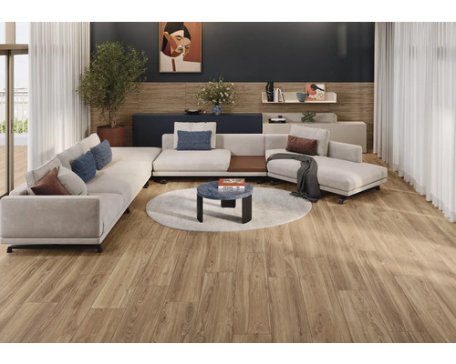 Wohnzimmer mit modularem Sofa, Couchtisch und Holzboden.