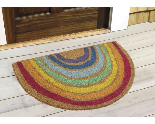 Halbkreisförmige Fußmatte mit Regenbogenstreifen vor einer Tür