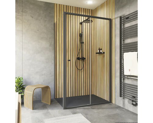 Modernes Badezimmer mit Duschkabine, Handtuchwärmer und Holzhocker