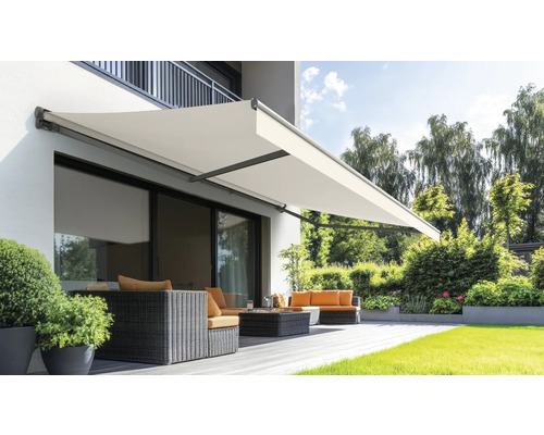 Terrasse mit Markise zum Sonnenschutz und Gartenmöbeln