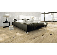 Schlafzimmer mit modernem Bett, Nachttisch und Holzboden.