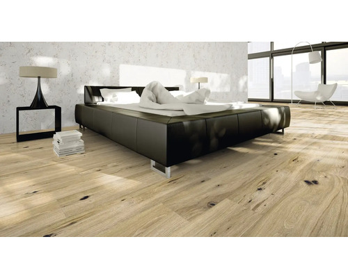 Schlafzimmer mit modernem Bett, Nachttisch und Holzboden.