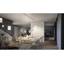 Heller Essbereich mit Esstisch, Stühlen und Pendelleuchten an einem Schienensystem