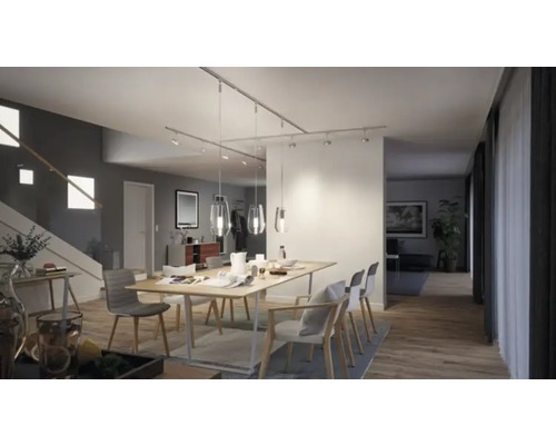 Heller Essbereich mit Esstisch, Stühlen und Pendelleuchten an einem Schienensystem