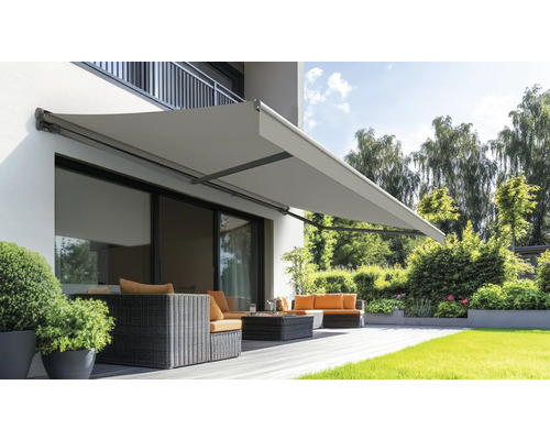 Terrasse mit Markise und Gartenmöbeln für den Außenbereich