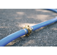 Blauer Wasserschlauch mit Messingkupplung und Schlauchschelle