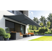 Ausgefahrene Gelenkarmmarkise spendet Schatten auf Terrasse mit Gartenmöbeln.