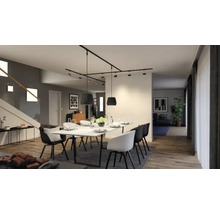 Esszimmer mit Esstisch, Stühlen und moderner Beleuchtung