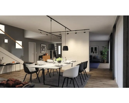 Esszimmer mit Esstisch, Stühlen und moderner Beleuchtung