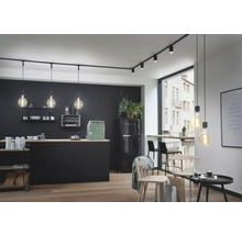 Moderne Küche mit schwarzer Küchenzeile, Schienensystem mit Strahlern und Pendelleuchten