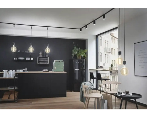 Moderne Küche mit schwarzer Küchenzeile, Schienensystem mit Strahlern und Pendelleuchten