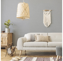 Wohnzimmer mit Sofa, Lampe und Dekorationen im Bohème-Stil