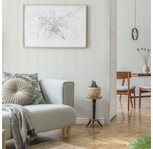 Wohnzimmer mit Sofa, Tisch und Wandbild