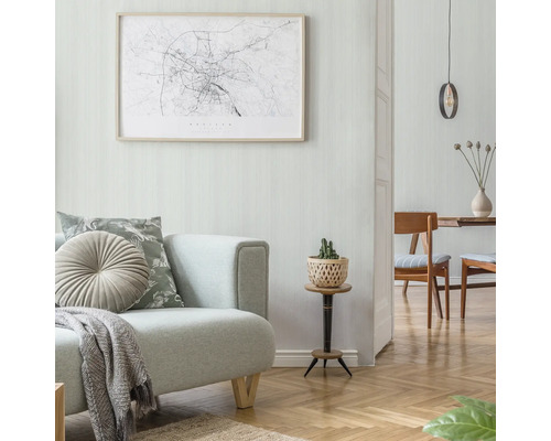 Wohnzimmer mit Sofa, Tisch und Wandbild