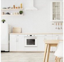 Helle Küche mit Küchenschränken, Regalen, Dunstabzugshaube, Esstisch und Kühlgerät