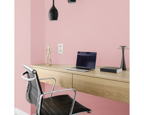 Arbeitsplatz mit Schreibtisch, Bürostuhl, Lampe und Laptop