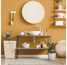 Badezimmer mit Waschbecken, Spiegel und Ablageregal