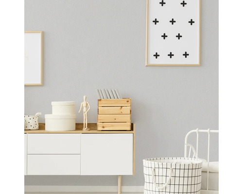 Helles Zimmer mit Kommode, Dekorationen und Wäschekorb