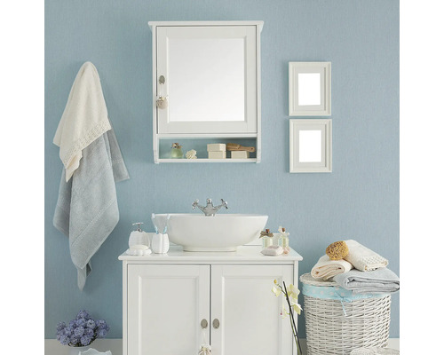 Helles Badezimmer mit Waschbecken, Spiegel, Schrank und Handtüchern für ein sauberes und organisiertes Ambiente.