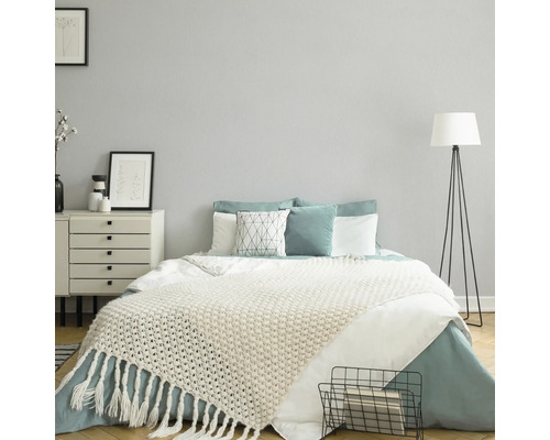 Schlafzimmer mit Bett, Nachttisch und Stehlampe