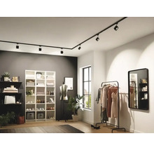 Modernes Ankleidezimmer mit flexibler Schienenbeleuchtung, Regalsystem und Kleiderständer.