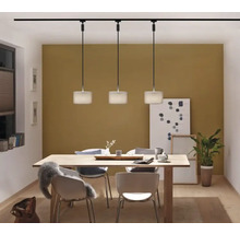 Esszimmer mit Esstisch, Stühlen und einer Lichtanlage mit drei Pendelleuchten