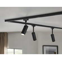 Schwarzes Schienensystem mit drei Strahlern an der Decke