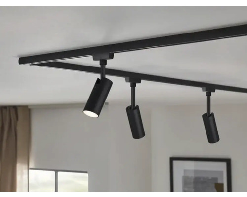 Schwarzes Schienensystem mit drei Strahlern an der Decke