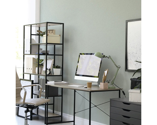 Helles Arbeitszimmer mit Schreibtisch, Regalen und Büromaterial für ein organisiertes Arbeitsumfeld