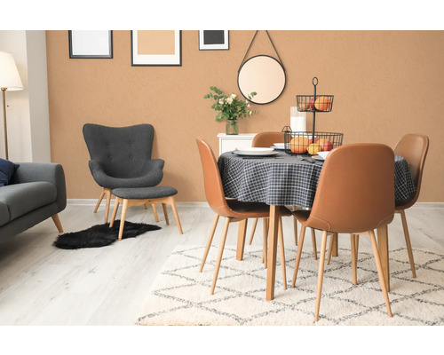 Helles Esszimmer mit Esstisch, Stühlen, Teppich und dekorativen Elementen.